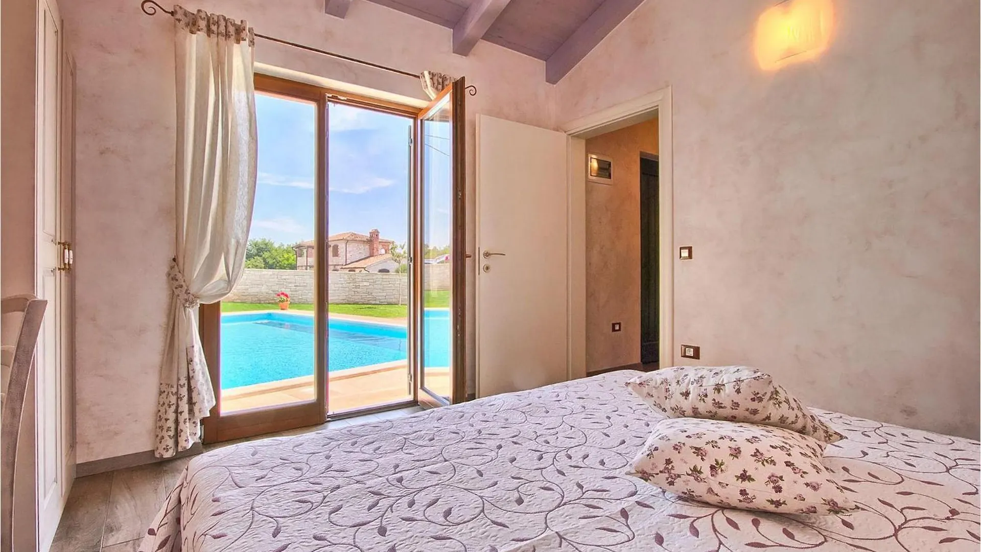 Villa Luca Radetici 0*,